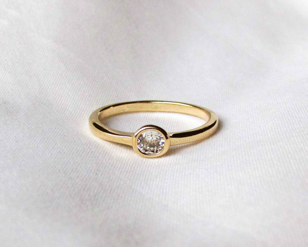 ANILLO TRADICIONAL SOLITARIO  ENCHAPADO EN ORO