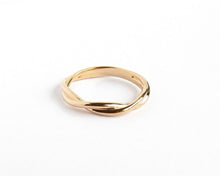 Cargar imagen en el visor de la galería, ANILLO ENTRELAZADO ENCHAPADO EN ORO
