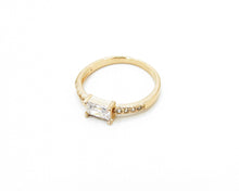 Cargar imagen en el visor de la galería, ANILLO CIRCÓN RECTANGULAR ENCHAPADO EN ORO

