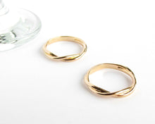 Cargar imagen en el visor de la galería, ANILLO ENTRELAZADO ENCHAPADO EN ORO
