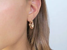 Cargar imagen en el visor de la galería, ARGOLLAS MATILDA ENCHAPADAS EN ORO
