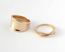 Cargar imagen en el visor de la galería, ANILLO CROSS &amp; CIRCONES ENCHAPADO EN ORO
