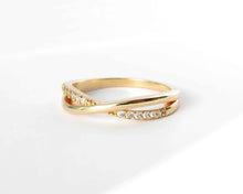 Cargar imagen en el visor de la galería, ANILLO CROSS &amp; CIRCONES ENCHAPADO EN ORO
