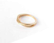 Cargar imagen en el visor de la galería, ANILLO CROSS &amp; CIRCONES ENCHAPADO EN ORO

