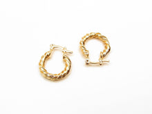 Cargar imagen en el visor de la galería, ARGOLLAS SLIM TWIST ENCHAPADAS EN ORO
