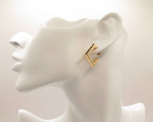 Cargar imagen en el visor de la galería, ARGOLLAS CUADRADAS THICK ENCHAPADAS EN ORO

