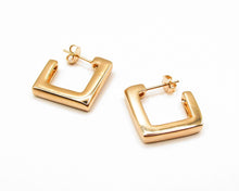 Cargar imagen en el visor de la galería, ARGOLLAS CUADRADAS THICK ENCHAPADAS EN ORO
