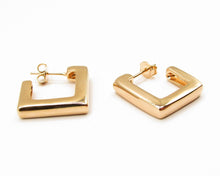 Cargar imagen en el visor de la galería, ARGOLLAS CUADRADAS THICK ENCHAPADAS EN ORO
