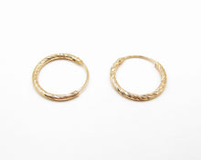 Cargar imagen en el visor de la galería, ARGOLLAS BASICAS TRENZADAS ENCHAPADAS EN ORO
