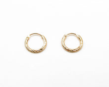 Cargar imagen en el visor de la galería, ARGOLLAS BASICAS TRENZADAS ENCHAPADAS EN ORO
