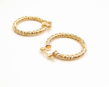 Cargar imagen en el visor de la galería, ARGOLLAS TWIST MEDIANAS ENCHAPADAS EN ORO
