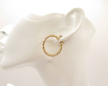 Cargar imagen en el visor de la galería, ARGOLLAS TWIST MEDIANAS ENCHAPADAS EN ORO
