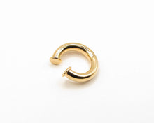 Cargar imagen en el visor de la galería, EAR CUFF LISO ENCHAPADO EN ORO 18K
