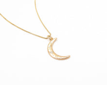 Cargar imagen en el visor de la galería, COLLAR LUNA MEDIANO ENCHAPADO EN ORO
