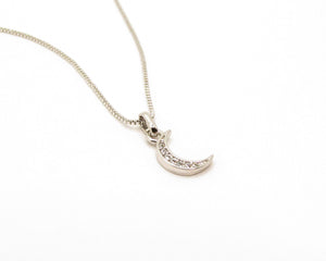 COLLAR LUNA ENCHAPADO EN ORO BLANCO
