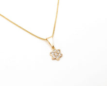 Cargar imagen en el visor de la galería, COLLAR FLORES ENCHAPADO EN ORO
