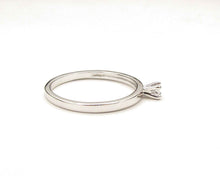 Cargar imagen en el visor de la galería, ANILLO PUNTO SOLITARIO ENCHAPADO EN ORO BLANCO
