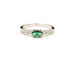 ANILLO PAVÉ ESMERALDA ENCHAPADO EN ORO BLANCO