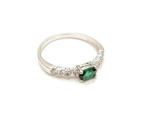 ANILLO PAVÉ ESMERALDA ENCHAPADO EN ORO BLANCO