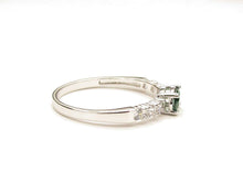 Cargar imagen en el visor de la galería, ANILLO PAVÉ ESMERALDA ENCHAPADO EN ORO BLANCO
