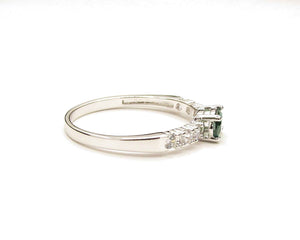ANILLO PAVÉ ESMERALDA ENCHAPADO EN ORO BLANCO