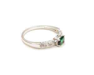 ANILLO PAVÉ ESMERALDA ENCHAPADO EN ORO BLANCO