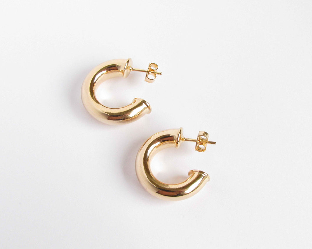 ARGOLLAS STUD LISAS ENCHAPADAS EN ORO