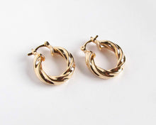 Cargar imagen en el visor de la galería, ARGOLLAS TWIST 21 MM ENCHAPADAS EN ORO
