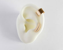 Cargar imagen en el visor de la galería, EARCUFF LISO ENCHAPADO EN ORO
