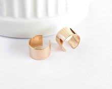 Cargar imagen en el visor de la galería, EARCUFF LISO ENCHAPADO EN ORO

