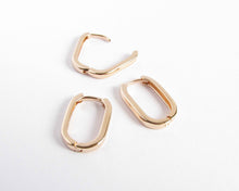 Cargar imagen en el visor de la galería, ARGOLLAS RECTANGULAR ENCHAPADAS EN ORO
