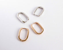 Cargar imagen en el visor de la galería, ARGOLLAS RECTANGULAR ENCHAPADAS EN ORO

