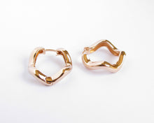 Cargar imagen en el visor de la galería, ARGOLLAS THICK &amp; CLICK ENCHAPADAS EN ORO
