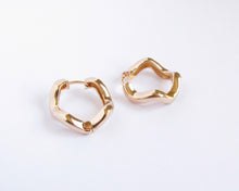 Cargar imagen en el visor de la galería, ARGOLLAS THICK &amp; CLICK ENCHAPADAS EN ORO
