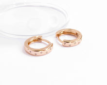 Cargar imagen en el visor de la galería, ARGOLLAS LIGHT MICROCIRCONES ENCHAPADAS EN ORO
