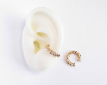 Cargar imagen en el visor de la galería, EARCUFF TRENZADO ENCHAPADO EN ORO 18K
