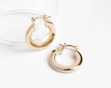 Cargar imagen en el visor de la galería, ARGOLLAS LAURA ENCHAPADAS EN ORO
