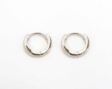 Cargar imagen en el visor de la galería, ARGOLLAS BASIC ENCHAPADAS EN ORO BLANCO 14 mm
