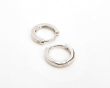 Cargar imagen en el visor de la galería, ARGOLLAS BASIC ENCHAPADAS EN ORO BLANCO 14 mm

