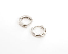 Cargar imagen en el visor de la galería, ARGOLLAS BASIC ENCHAPADAS EN ORO BLANCO 11 mm

