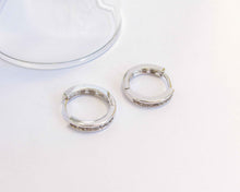 Cargar imagen en el visor de la galería, ARGOLLAS LIA ENCHAPADAS EN ORO BLANCO
