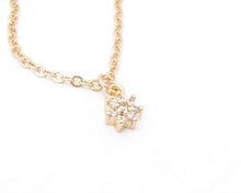 Cargar imagen en el visor de la galería, PULSERA MINI FLOR ENCHAPADA EN ORO
