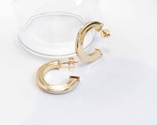Cargar imagen en el visor de la galería, ARGOLLAS ELISA ENCHAPADAS EN ORO

