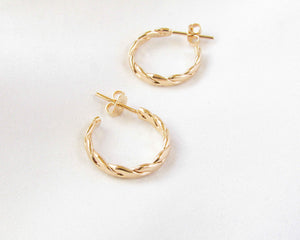 ARGOLLAS ENTRELAZADAS ENCHAPADO EN ORO