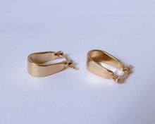 Cargar imagen en el visor de la galería, ARGOLLAS OVAL BAÑADAS EN ORO
