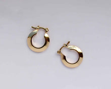 Cargar imagen en el visor de la galería, ARGOLLAS CURVE ENCHAPADAS EN ORO
