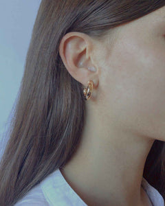 ARGOLLAS STUD LISAS ENCHAPADAS EN ORO