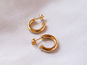 ARGOLLAS STUD ENCHAPADAS EN ORO