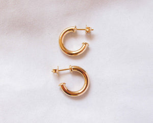 ARGOLLAS STUD ENCHAPADAS EN ORO