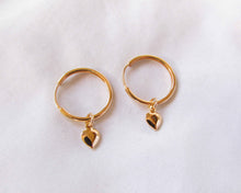Cargar imagen en el visor de la galería, ARGOLLAS &amp; CORAZÓN ENCHAPADAS EN ORO
